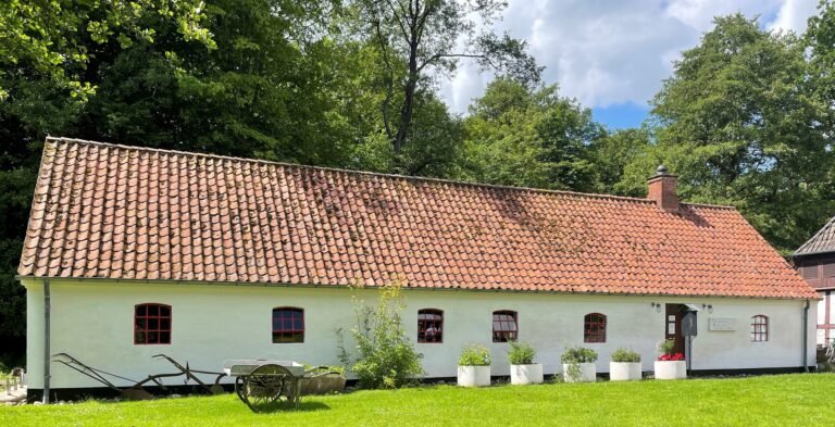 Den hvidkalkede længe ved Børkop Vandmølle