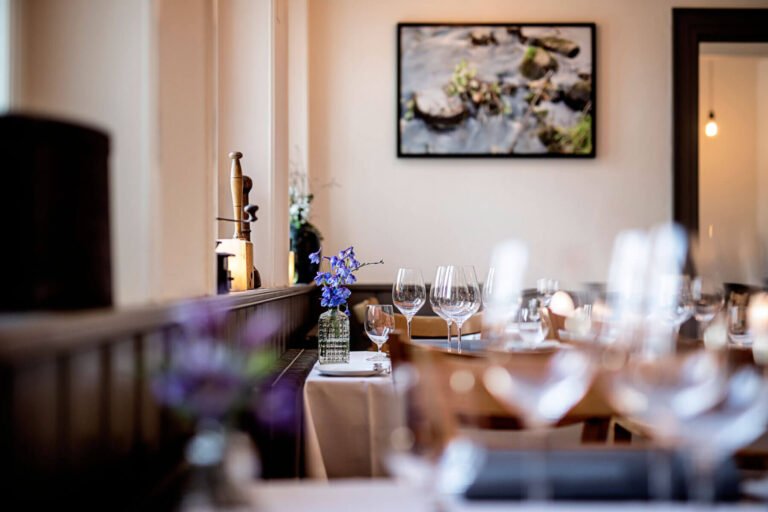Dækkede borde i restaurantens spisesal